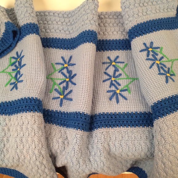 Blue on blue crocheted throw - Picture 8 of 10